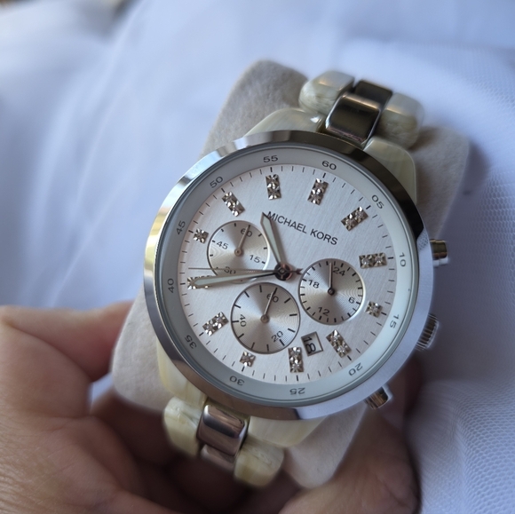 Michael KorsMichael Kors Round Silver and White Horn Watch, 43mm - Picture 7 of 10